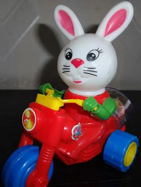 Giocattolo di plastica con dolci «Cartoon Rabbit Moto» (Yummy Toys)