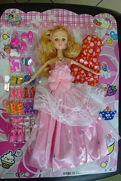 Bambola in plastica con accessori «CERLO»