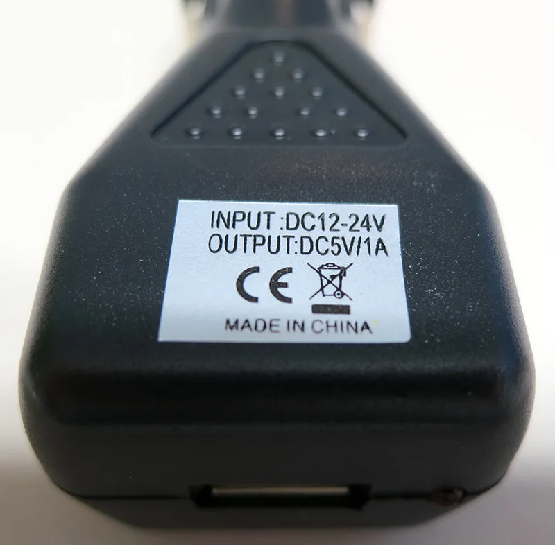 Caricabatterie USB per auto «Cheap UsB car charger Billig UsB billader» — foto 1 dell'alert A12/00314/20