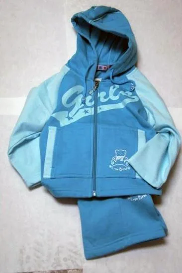 La tuta da bambino. «Child's tracksuit.» (J&amp;L.)