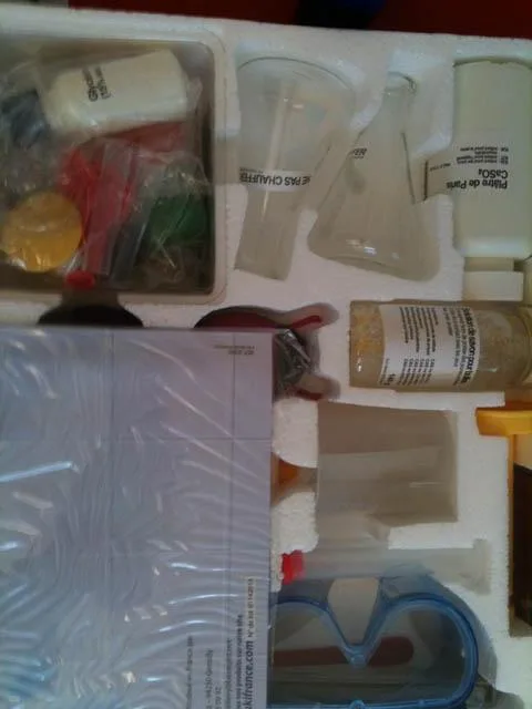 Set di chimica dei giocattoli «Chimie Sans Danger! (Chemistry without danger)» — foto 4 dell'alert A11/0035/14