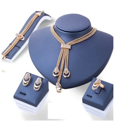 Set di gioielli «Classiques Luxe Plaqué or Collier Boucles d'oreilles Bracelet Bague Ensemble de strass P…» — foto 1 dell'alert A12/00346/21