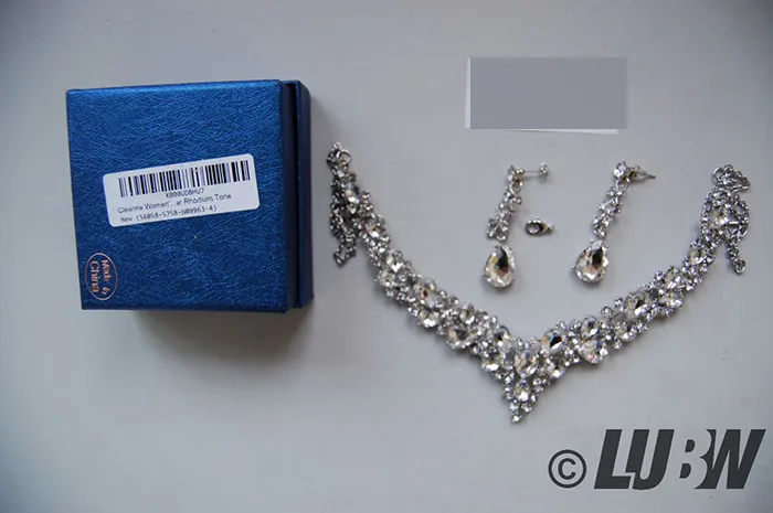 Collana e orecchini set «Clearine Damen Hochzeit Braut Osterreichen Kristall Tropfen Cluster Statement Halskette …» — foto 2 dell'alert INFO/00040/22