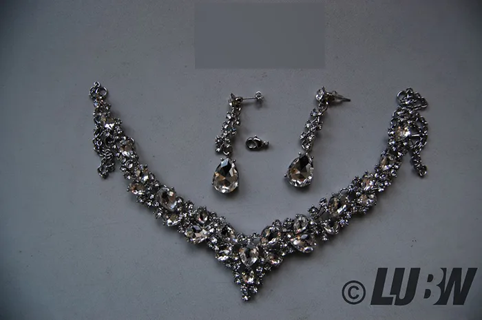 Collana e orecchini set «Clearine Damen Hochzeit Braut Osterreichen Kristall Tropfen Cluster Statement Halskette …» — foto 3 dell'alert INFO/00040/22