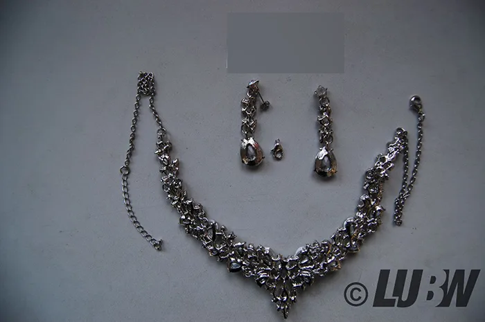 Collana e orecchini set «Clearine Damen Hochzeit Braut Osterreichen Kristall Tropfen Cluster Statement Halskette …» — foto 4 dell'alert INFO/00040/22