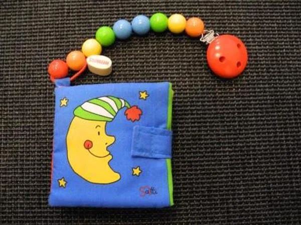 Libro morbido con supporto di succhietto «Cloth picture book with sootherchain» (Heimess)
