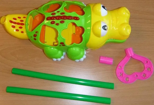 Coccodrillo di plastica «Cocodrilo con baston / Staff with crocodile» (Unknown)