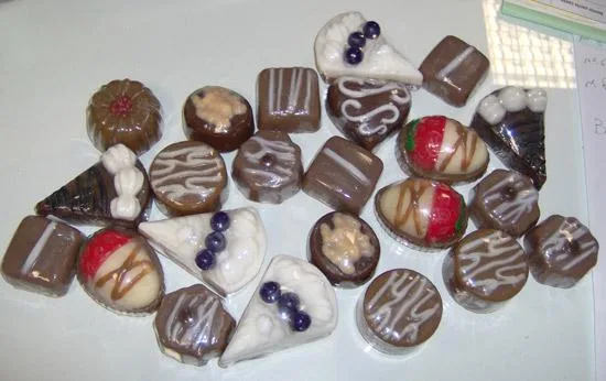 Cosmetici che assomigliano a vari cioccolatini a forma, colore, aspetto, dimensione e profumo (CIOCCO THERAPY line)