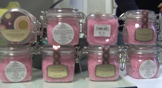 Cosmetici che assomigliano a vari cioccolatini a forma, colore, aspetto, dimensione e profumo (CIOCCO THERAPY line)
