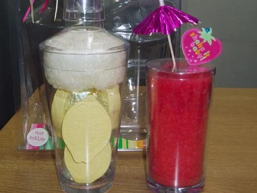 Cosmetici1. Gelato sundae bagno fizzers; 2. Sale pomeridiane da bagno di tè; 3. Uno o due misurini – Bath Fizzers; 4. Scatola di selezione di caramelle da bagno; 5. Bagno Candy Muffin Fizzers; 6. Bagno Candy Tea Festa collezione bagno con piatto in ceramica; 7. Torta alla fragola e alla vaniglia; 8. Bagno Candy ghiaccio e affettare fizzer e sali da bagno; 9. Bagno e Cocktail Shaker non mescolato bagno sali.