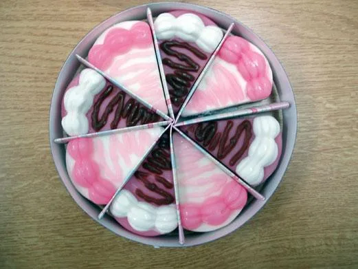 Cosmetici1. Gelato sundae bagno fizzers; 2. Sale pomeridiane da bagno di tè; 3. Uno o due misurini – Bath Fizzers; 4. Scatola di selezione di caramelle da bagno; 5. Bagno Candy Muffin Fizzers; 6. Bagno Candy Tea Festa collezione bagno con piatto in ceramica; 7. Torta alla fragola e alla vaniglia; 8. Bagno Candy ghiaccio e affettare fizzer e sali da bagno; 9. Bagno e Cocktail Shaker non mescolato bagno sali. — foto 2 dell'alert 0318/07
