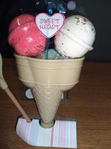 Cosmetici1. Gelato sundae bagno fizzers; 2. Sale pomeridiane da bagno di tè; 3. Uno o due misurini – Bath Fizzers; 4. Scatola di selezione di caramelle da bagno; 5. Bagno Candy Muffin Fizzers; 6. Bagno Candy Tea Festa collezione bagno con piatto in ceramica; 7. Torta alla fragola e alla vaniglia; 8. Bagno Candy ghiaccio e affettare fizzer e sali da bagno; 9. Bagno e Cocktail Shaker non mescolato bagno sali. — foto 6 dell'alert 0318/07