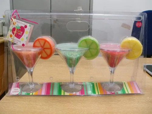 Cosmetici1. Gelato sundae bagno fizzers; 2. Sale pomeridiane da bagno di tè; 3. Uno o due misurini – Bath Fizzers; 4. Scatola di selezione di caramelle da bagno; 5. Bagno Candy Muffin Fizzers; 6. Bagno Candy Tea Festa collezione bagno con piatto in ceramica; 7. Torta alla fragola e alla vaniglia; 8. Bagno Candy ghiaccio e affettare fizzer e sali da bagno; 9. Bagno e Cocktail Shaker non mescolato bagno sali. — foto 7 dell'alert 0318/07