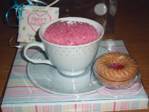Cosmetici1. Gelato sundae bagno fizzers; 2. Sale pomeridiane da bagno di tè; 3. Uno o due misurini – Bath Fizzers; 4. Scatola di selezione di caramelle da bagno; 5. Bagno Candy Muffin Fizzers; 6. Bagno Candy Tea Festa collezione bagno con piatto in ceramica; 7. Torta alla fragola e alla vaniglia; 8. Bagno Candy ghiaccio e affettare fizzer e sali da bagno; 9. Bagno e Cocktail Shaker non mescolato bagno sali. — foto 8 dell'alert 0318/07