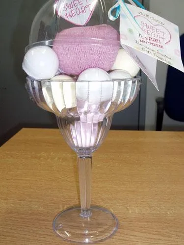 Cosmetici1. Gelato sundae bagno fizzers; 2. Sale pomeridiane da bagno di tè; 3. Uno o due misurini – Bath Fizzers; 4. Scatola di selezione di caramelle da bagno; 5. Bagno Candy Muffin Fizzers; 6. Bagno Candy Tea Festa collezione bagno con piatto in ceramica; 7. Torta alla fragola e alla vaniglia; 8. Bagno Candy ghiaccio e affettare fizzer e sali da bagno; 9. Bagno e Cocktail Shaker non mescolato bagno sali. — foto 9 dell'alert 0318/07