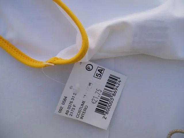 Costume da bagno della ragazza — foto 2 dell'alert 1457/09