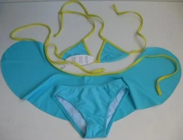 Costume da bagno in tre pezzi della ragazza (Roberto)