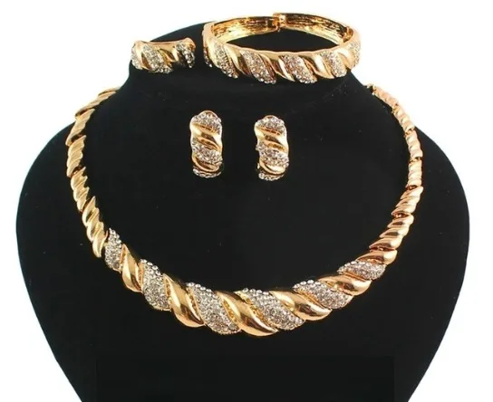 Set di gioielli «Costume tribal africain plaqué or strass mariage fête collier boucles d'oreilles bracele…» — foto 1 dell'alert A12/00635/21