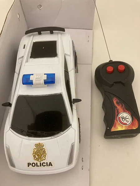 Auto elettrica telecomandata «Cuerpo nacional de Policia» — foto 5 dell'alert A12/01731/21