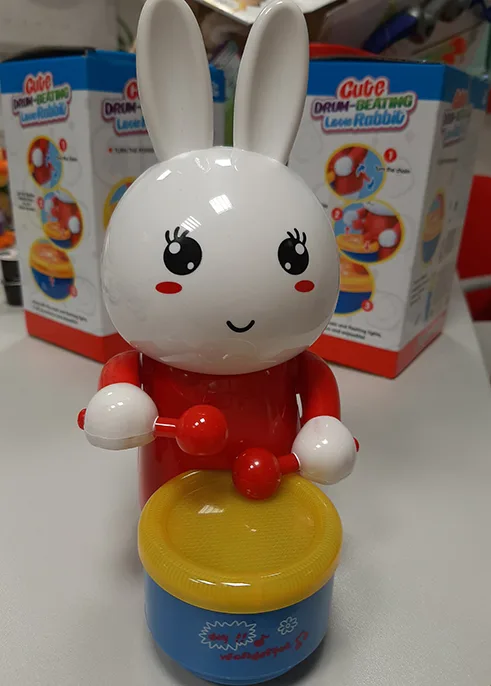 Giocattolo di plastica wind-up «Cute Drum-Beating Little Rabbit» (Chuangya Toys)