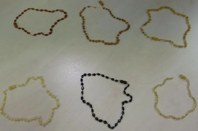 Collana di dentizione ambrata &amp; #13; &amp; #13; «"Dark Cognac Beans", "Raw Dark Cognac Beans", "Raw Cognac Baroque" and "Raw Lemon Baroqu…»