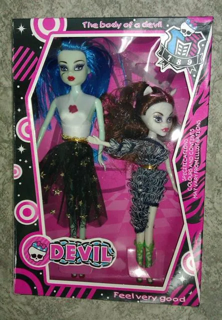 Set di due bambole di plastica «Devil» (Unknown)