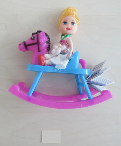 Bambola di plastica «Doll on hobby horse»