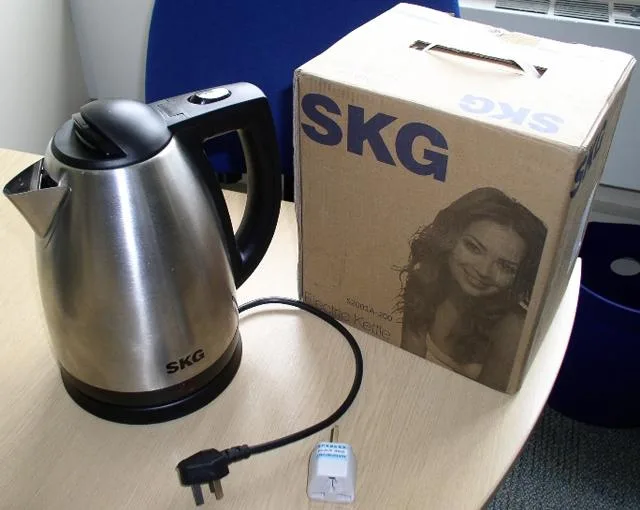 Bollitore elettrico con adattatore da viaggio «Electric Kettle» — foto 3 dell'alert A12/1437/12