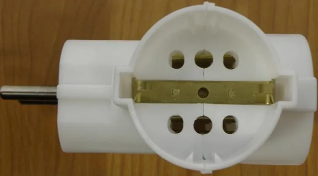 Adattatore di presa «Elfordított Földelt T Elosztó ('Averted T-power strip with earthing')» — foto 2 dell'alert A11/0092/14