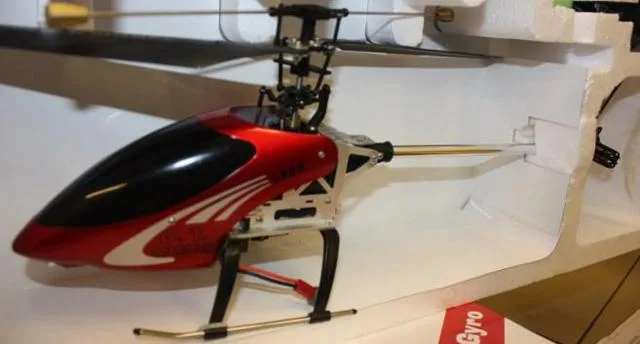 Elicottero modello radiocomandato "Helicopter — Pu (Unknown)