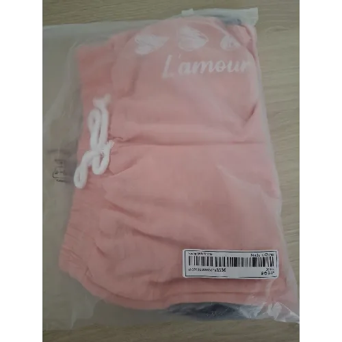 Pantaloncini per bambini «Ensemble de 3 pièces pour tout-petites filles: short à motif de cœur avec ceinture nouée»