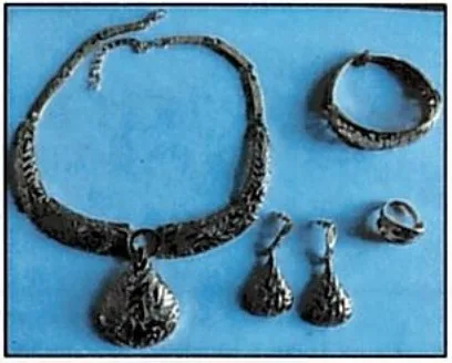 Set di gioielli «Ensemble de bijoux indiens couleur or» — foto 1 dell'alert A12/00439/21