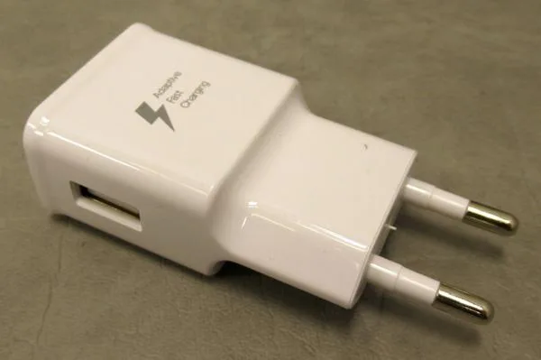 Caricatore USB «EP-TA20EWE» — foto 1 dell'alert A12/0154/19