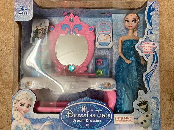 Bambola in plastica con accessori «Fashion doll set» (Dressing Table)