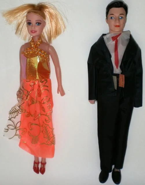 Set di bambole di plastica «Fashion doll» — foto 2 dell'alert A12/1763/14