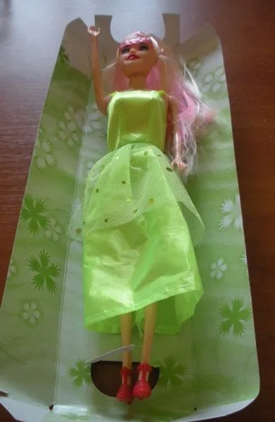 Bambola di plastica «Fashion girl Flashing enter» — foto 2 dell'alert A12/0863/19
