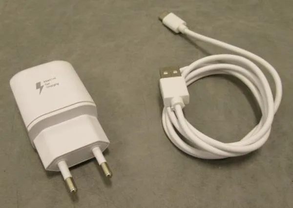 Caricabatterie USB «Fast charger» — foto 2 dell'alert A12/0067/19