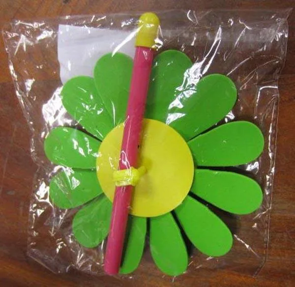Fiore giocattolo di plastica e xilofono — foto 3 dell'alert A12/1251/16