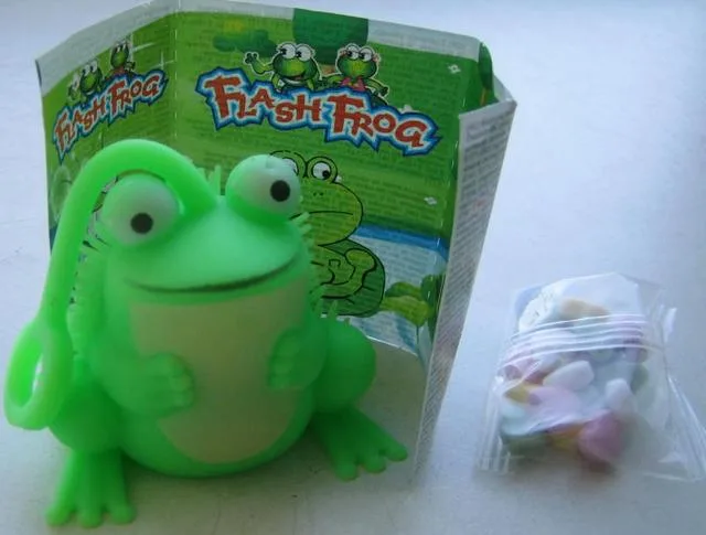 Giocattolo di plastica con dolci «Flash Frog» (Unknown)