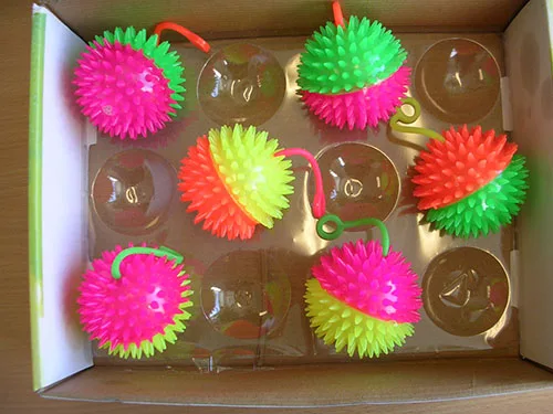 Palla di Yoyo puffer «Flashing spiky ball» — foto 2 dell'alert A12/01394/22