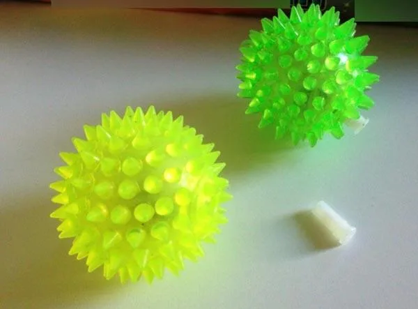 Palla morbida con punte «FLASHING SPIKY BALL» — foto 2 dell'alert A12/0124/16