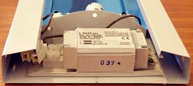Montaggio a parete «Fluorescent Lighting Fixture» — foto 3 dell'alert A12/1784/14