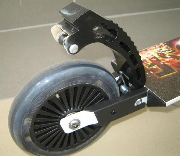 Scooter di calcio «FOLDING INLINE SCOOTER» — foto 4 dell'alert A11/0147/17