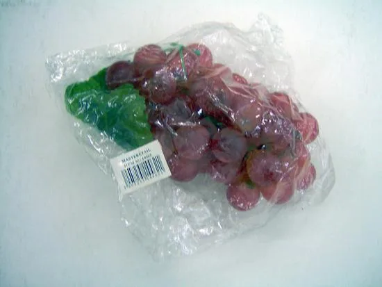 Articoli decorativi. «Food imitating product - grapes.» (MASTERETAIL.)