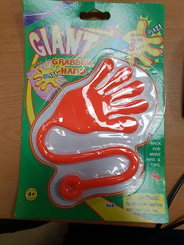 Giocattolo appiccicoso a mano «GIANT grabber hand» — foto 2 dell'alert A12/01139/21