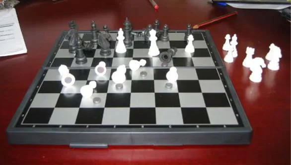 Giocattolo magnetico – Set di scacchi Gioco Intellect (MGI)