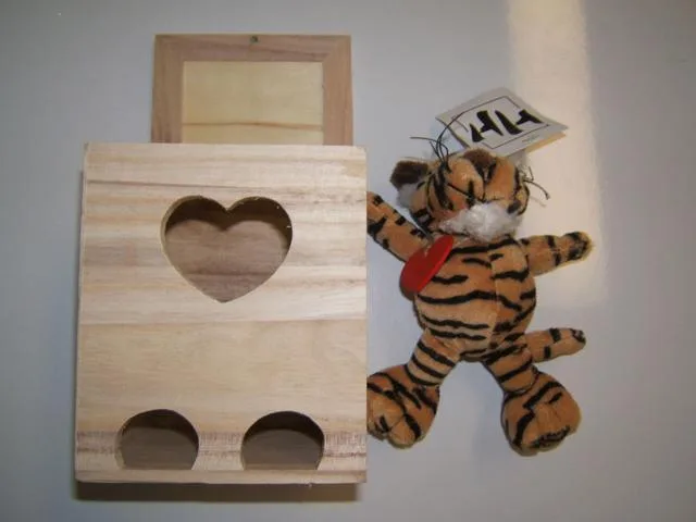 Giocattolo morbido in una scatola di legno (HH)