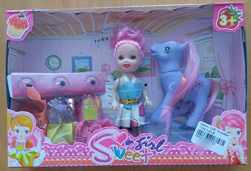 Bambola in plastica con accessori «Girl Sweet»