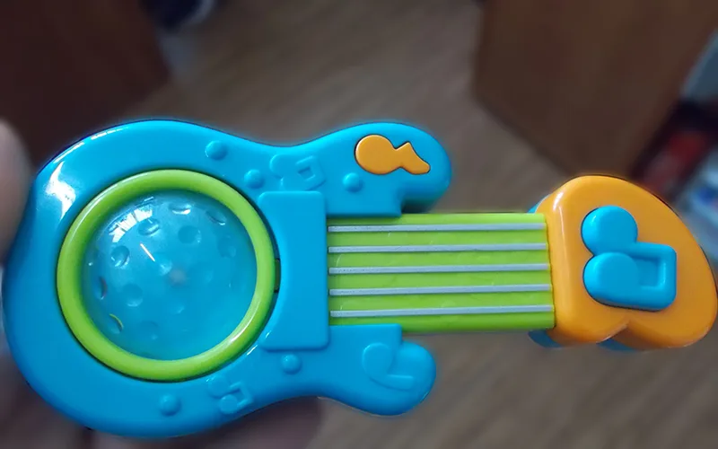 Giocattolo di plastica «Gitara»