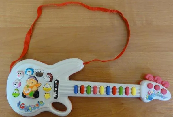 Chitarra giocattolo «Gitara na baterie ('Battery guitar')» — foto 2 dell'alert A12/0473/17